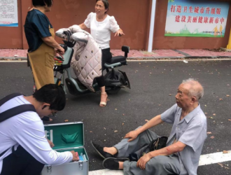 “扶”出社会正能量！枣庄市中区文化路街道两名干部向受伤老人伸援手